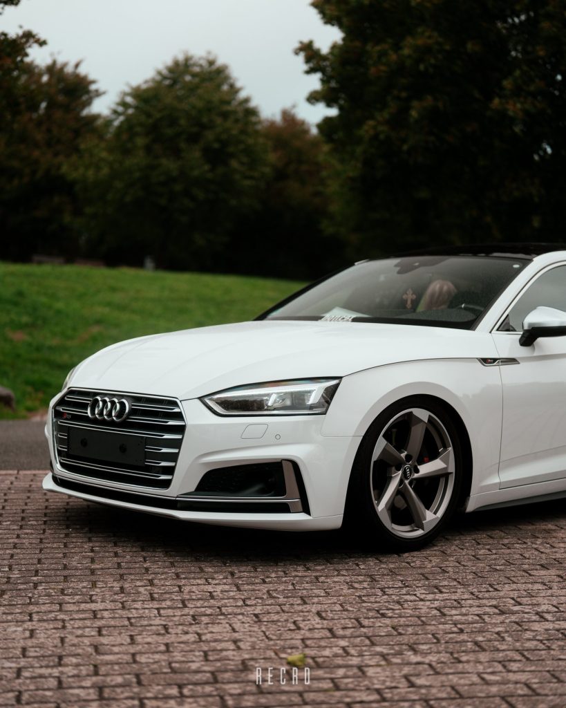 Weißer Audi S5 in seitlicher Frontansicht