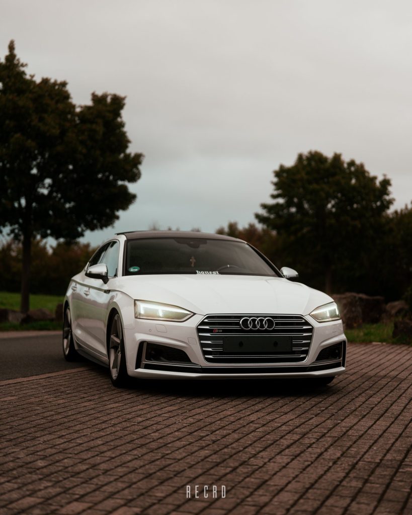 Weißer Audi S5 aus tiefer Frontperspektive
